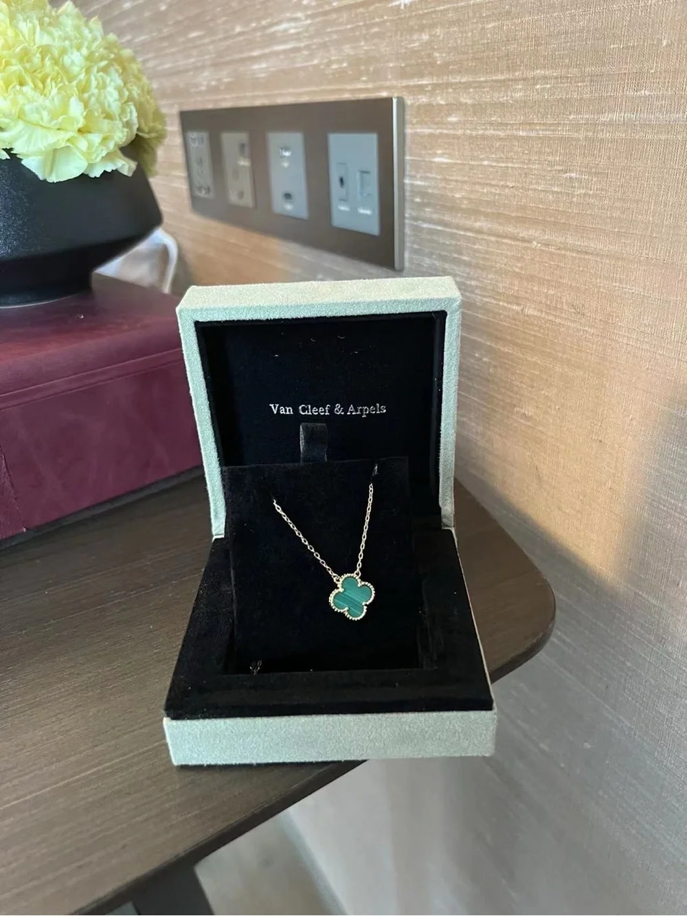 Van Cleef & Arpels Gold Necklace with Green Alhambra Clover - Picture 6 of 7